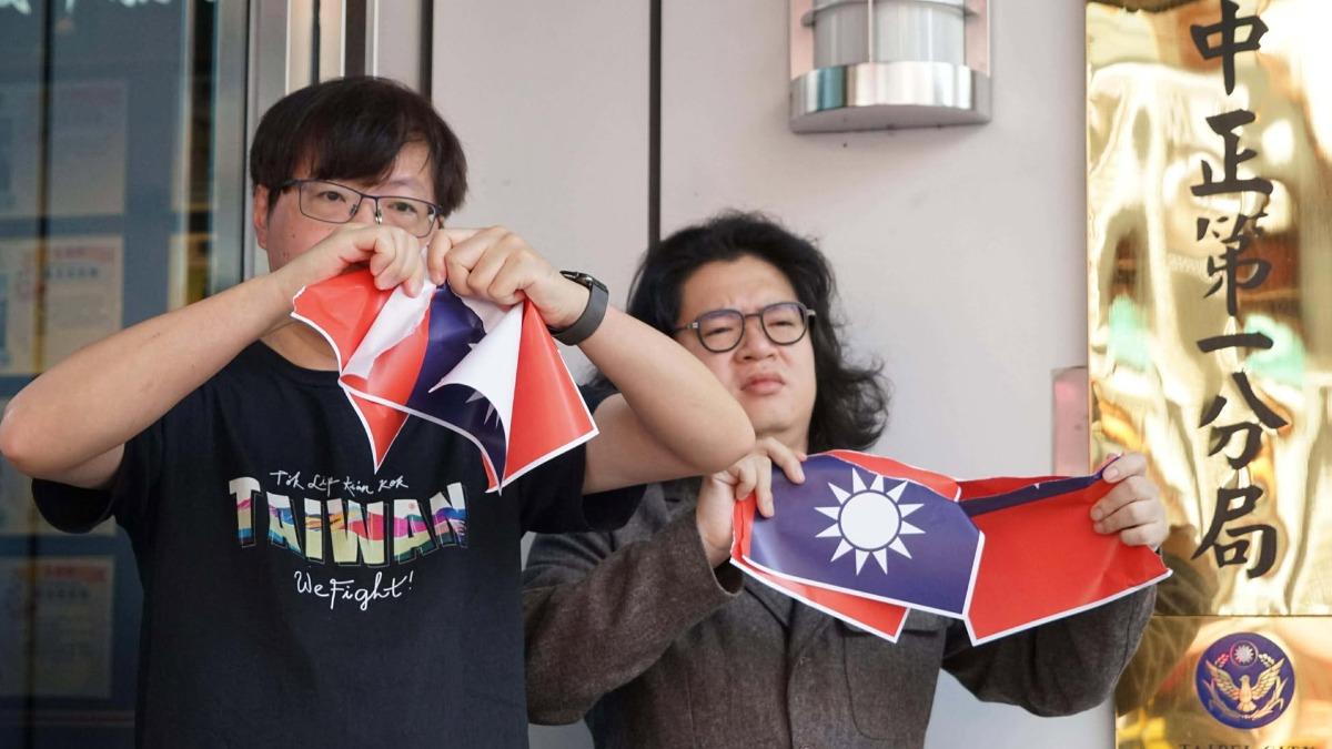 光復節撕國旗惹議!基進黨主席警局前再撕 高喊「無罪」
