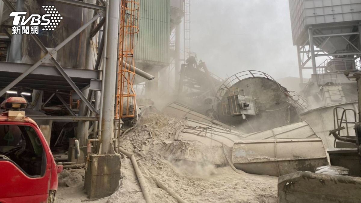 預拌混凝土廠「桶槽崩塌」 工人奔逃 驚悚瞬間曝光