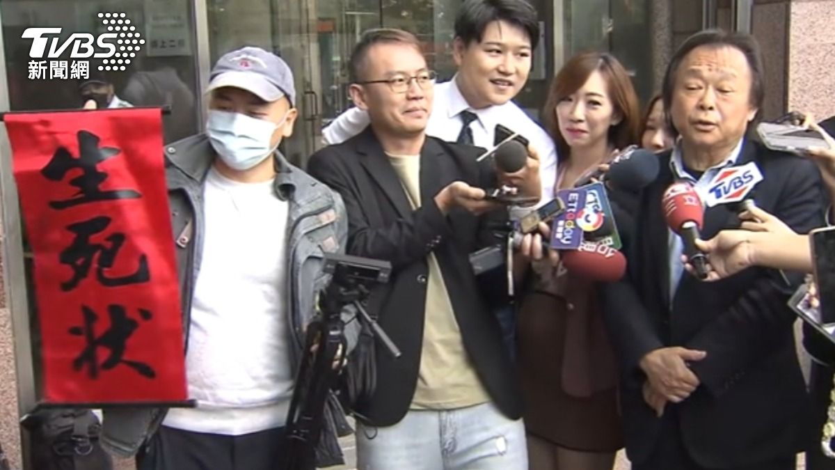 當王世堅面嗆簽生死狀 新黨副秘遭警架離