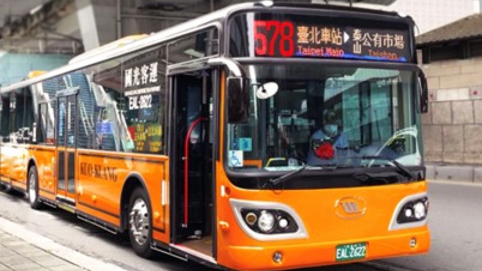 大步邁向公車全面電動化!新北明年底前電動公車數量倍增