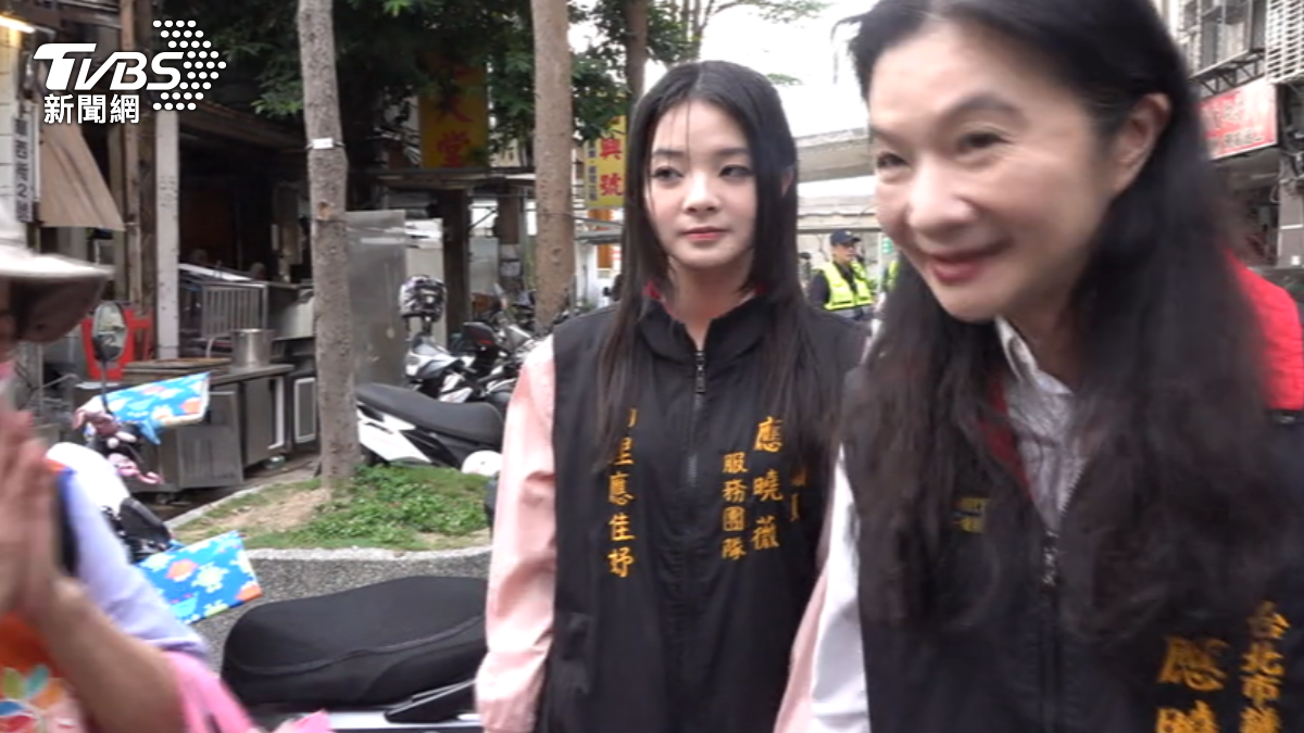 應曉薇助女卡位合影 應佳妤首回別KP徽章:感謝小草伸出援手