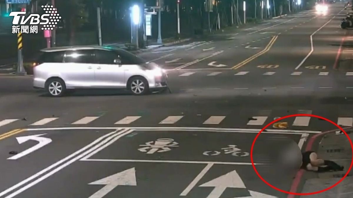 有片/高雄短褲妙齡女遭「闖紅燈廂型車」猛撞 騰空翻一圈重摔