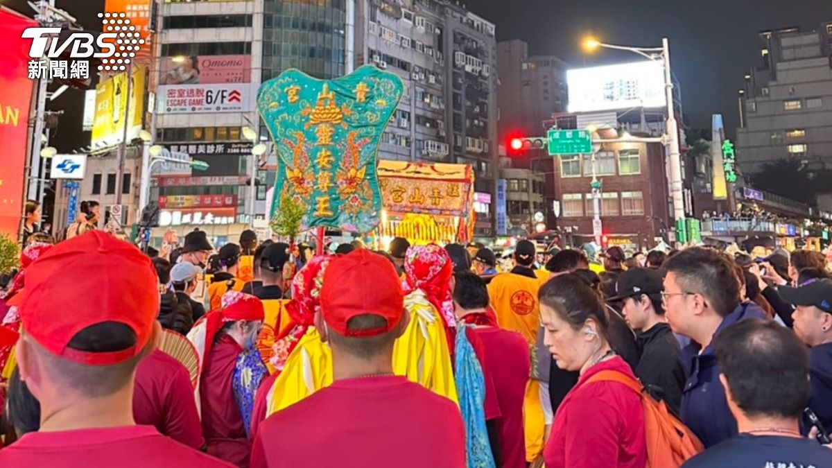 青山宮遶境第二夜!蔣萬安參與「衝轎」儀式 噁男趁亂偷拍外籍女