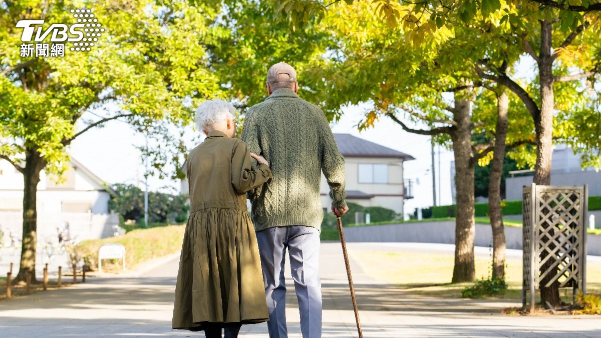 敬老卡加碼惹爭議!預算「僅編五成」 議員怒斥:喊爽而已