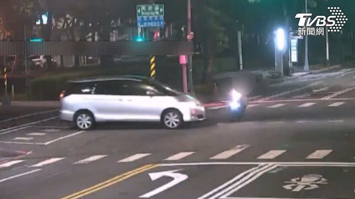 闖紅燈撞飛「無照」女騎士! 6旬男喊:我看應該是綠燈