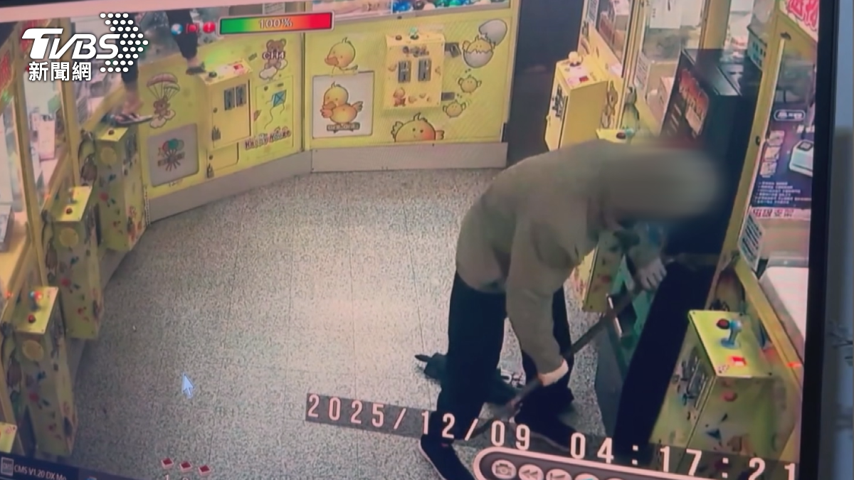 娃機店「挖金」遇豬隊友! 賊撬不開還險滑倒 搭檔急冒汗