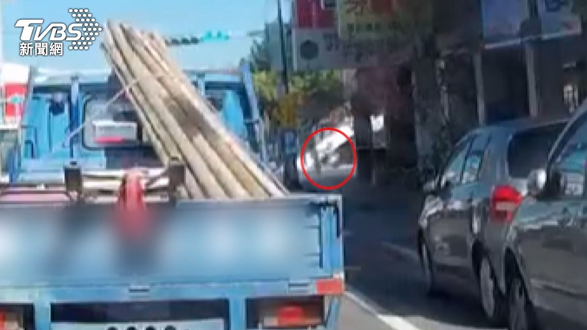 89歲翁無視大車視線死角!強行切入砂石車前方 被推倒慘遭輪下輾壓斷腿