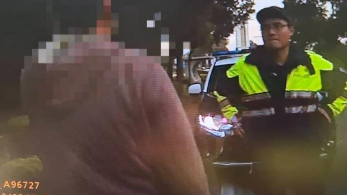 怪怪的！金門男「蛇行騎圓環」　被揪出傷害通緝還想跑