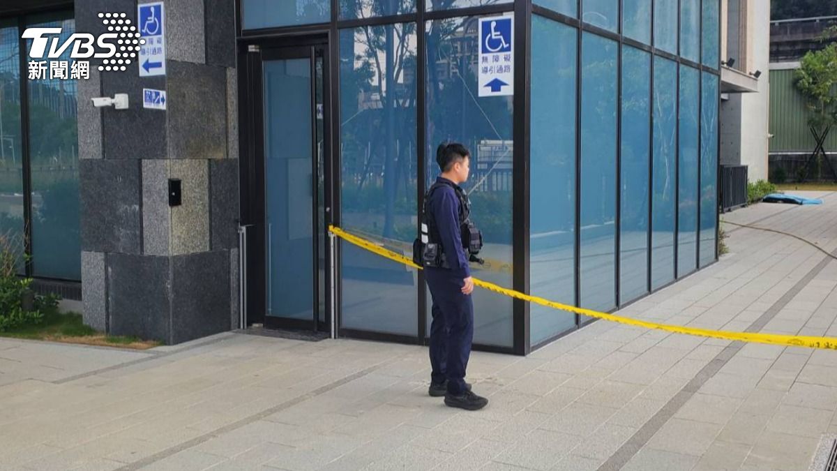 圖／新北工人墜樓身亡，警方拉起封鎖線調查。（TVBS 提供）
