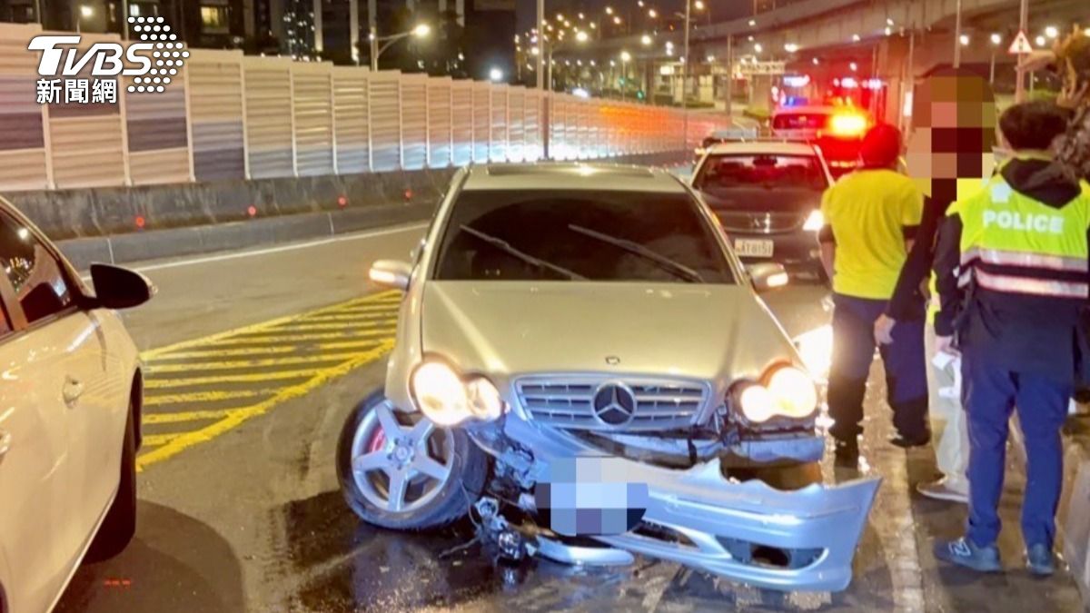 賓士男毒駕高速衝撞分隔島 車頭全毀「輪胎鬼轉90度」