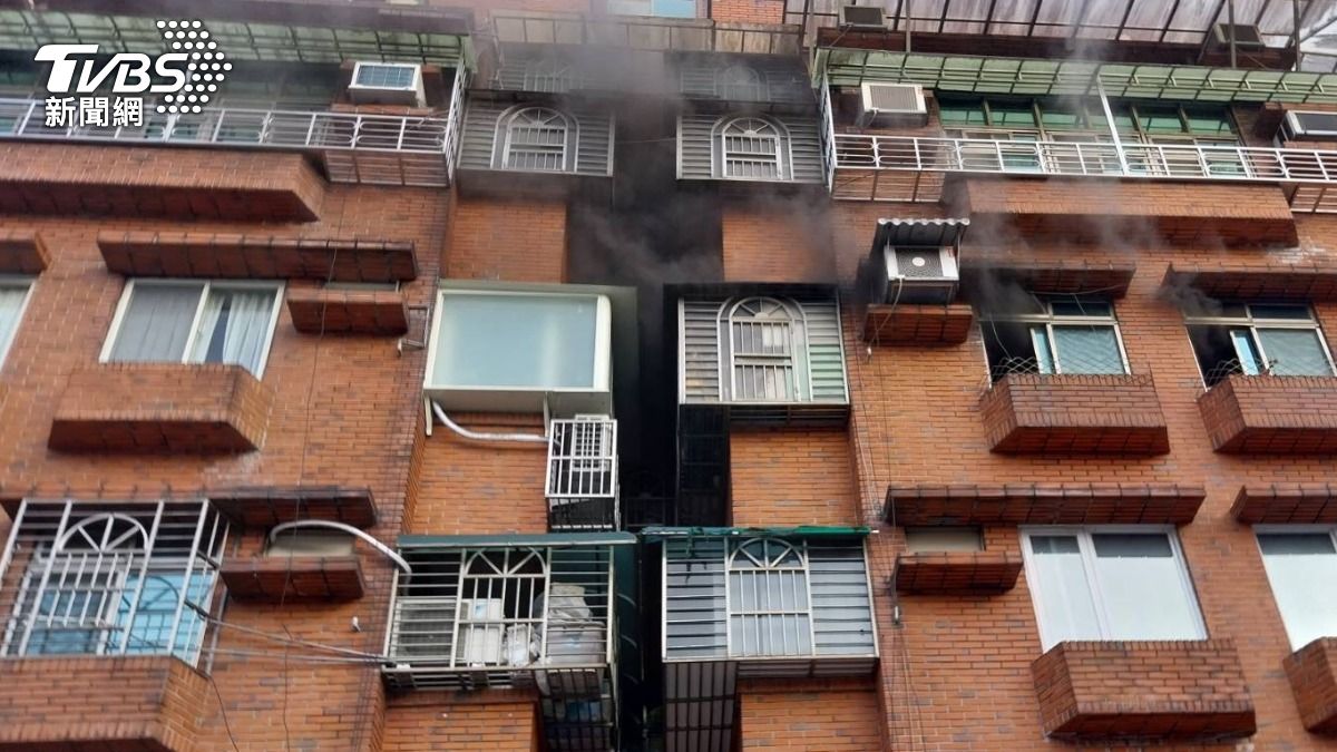 快訊/萬芳醫院旁住宅火警 濃煙竄出警消急搶救