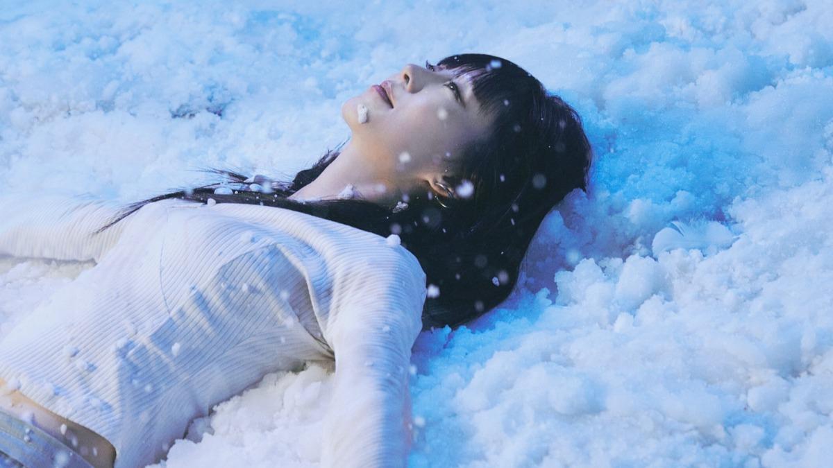 白安躺雪堆美翻天!找回童心玩到全身黏 笑虧「很像史萊姆」