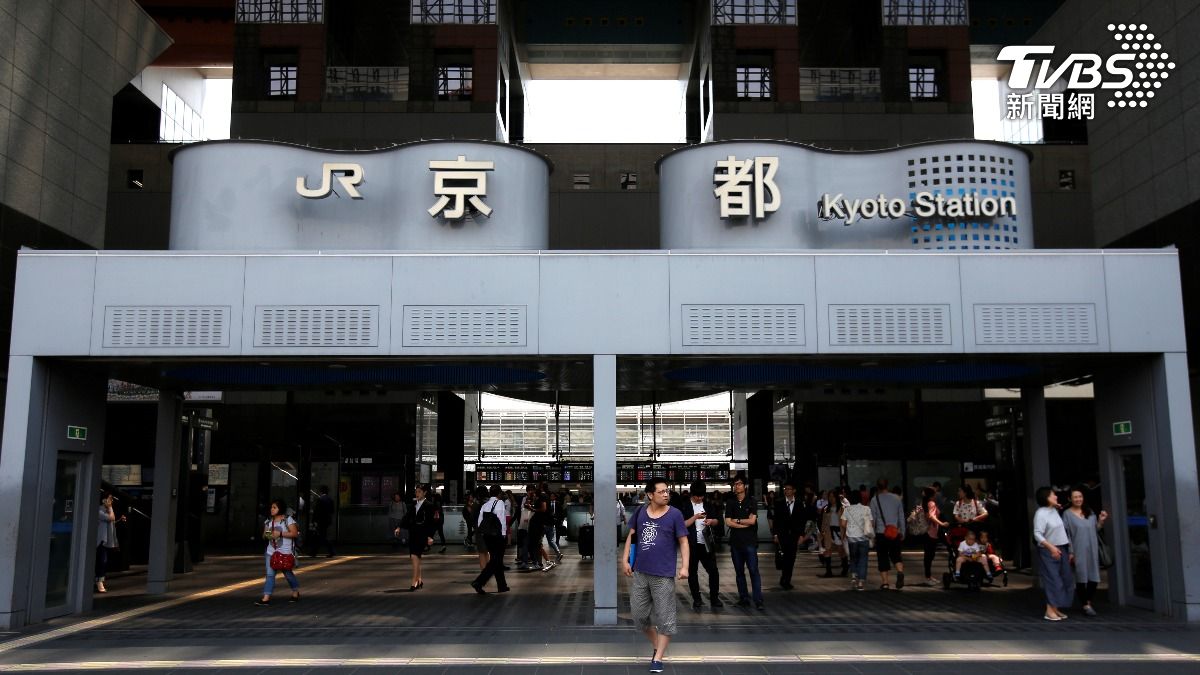 台客又失格!京都站「Taiwan貼紙」行李群擋電梯:還敢笑中國