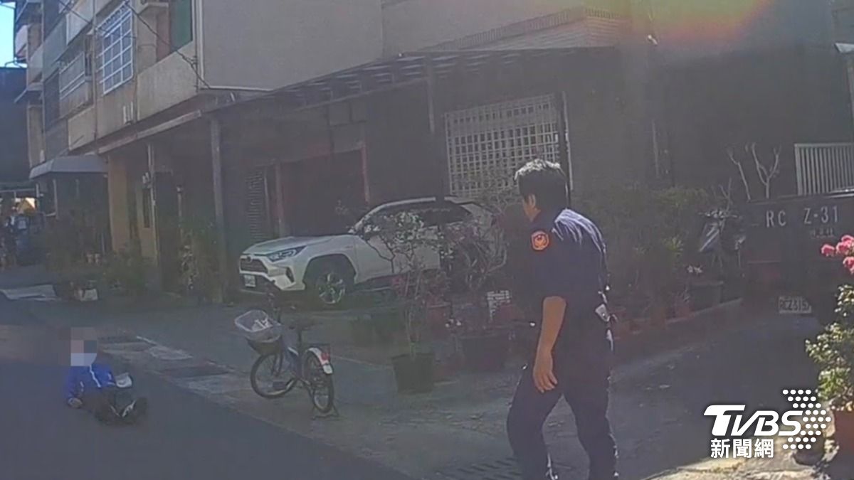 高雄阿公騎腳踏車摔倒受傷「無助坐地」 巡邏車經過神救援