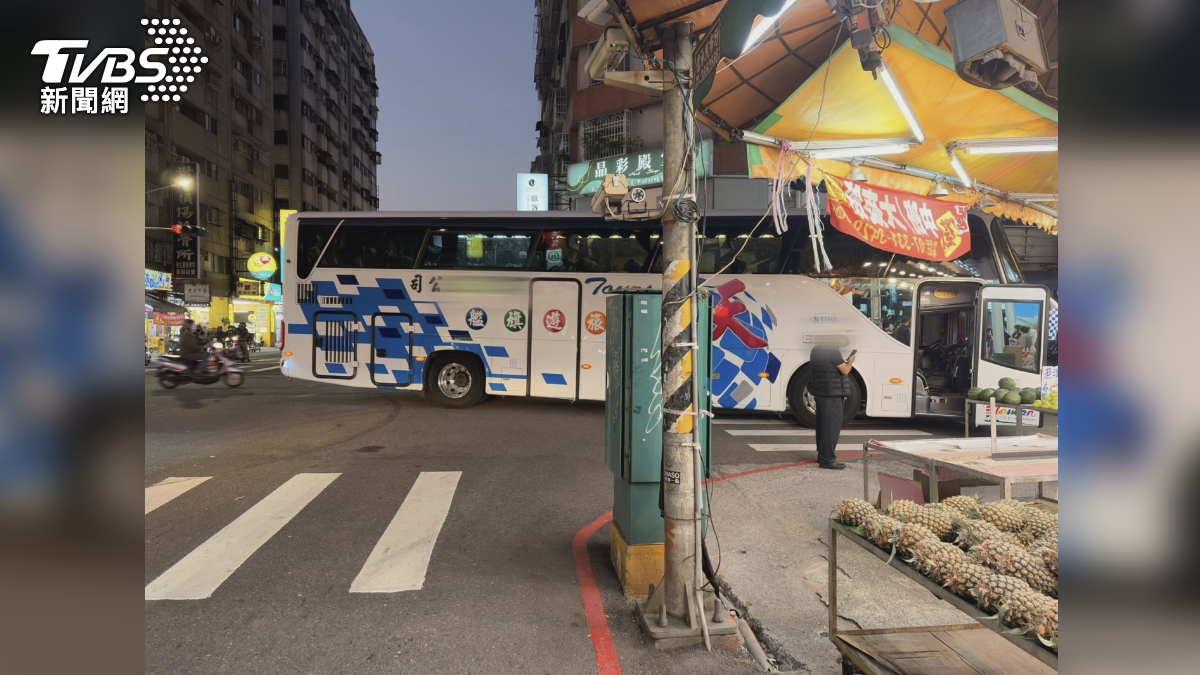 控帶觀光客買水果「違停路中央」 真相曝:遊覽車車禍