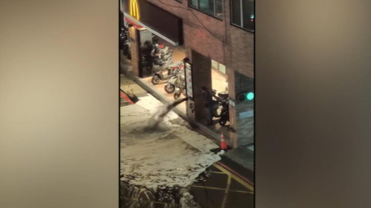 深夜噴射20分鐘!消防設備「白色泡沫淹路」 居民笑喊"奶昔大放送