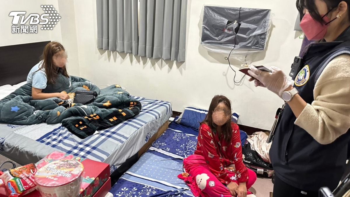 移民署人員進入宿舍查獲2名泰女。
