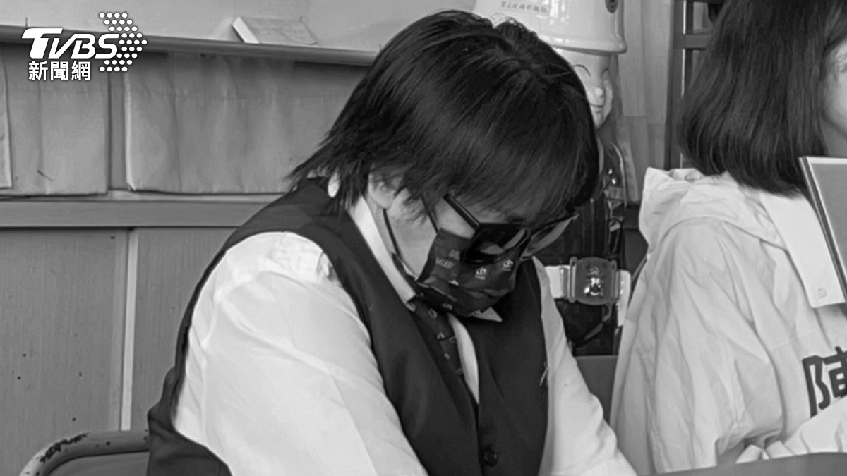 台中消防小隊長討抱抱!她敷衍配合遭強吻襲胸淚:沒一句道歉