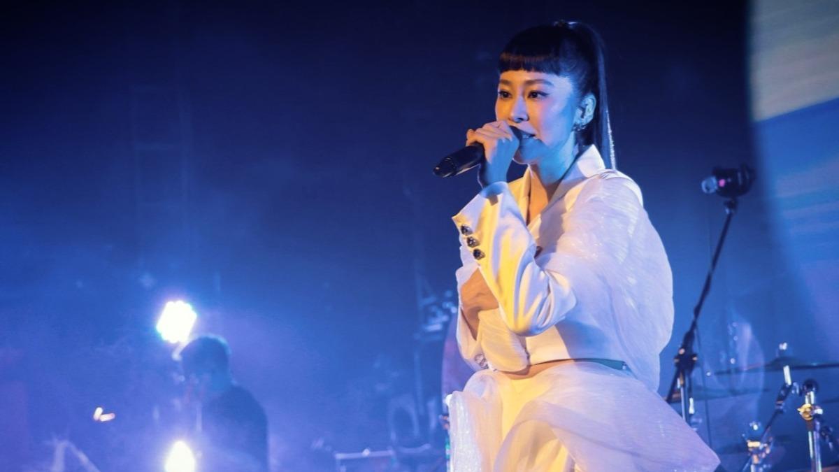 又有小強！張棋惠唱一半「蟑螂球」滾入觀眾席　現場超失控