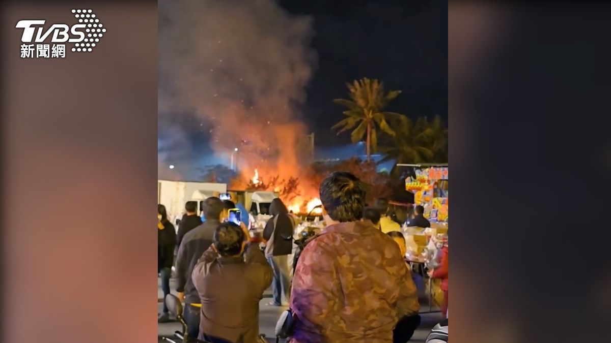 百萬煙火！ 落焰釀草叢也起火「竄一層樓高」