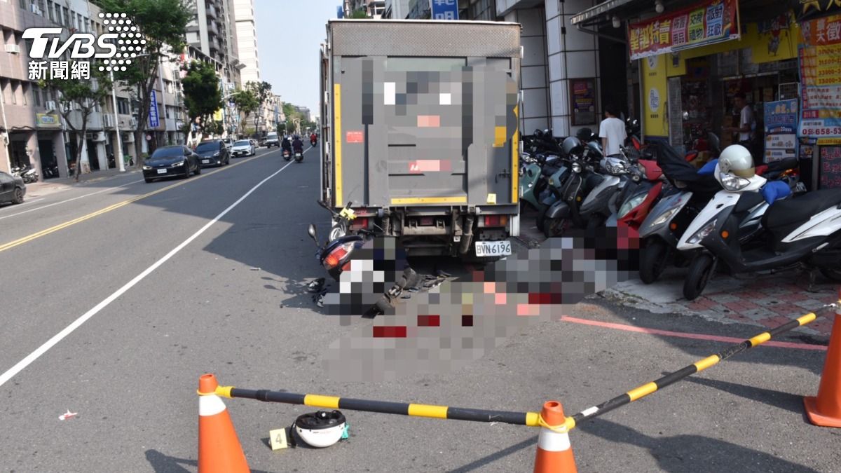 快訊／高雄資深警「追詐路上」自撞慘死　違停小貨車釀斷魂