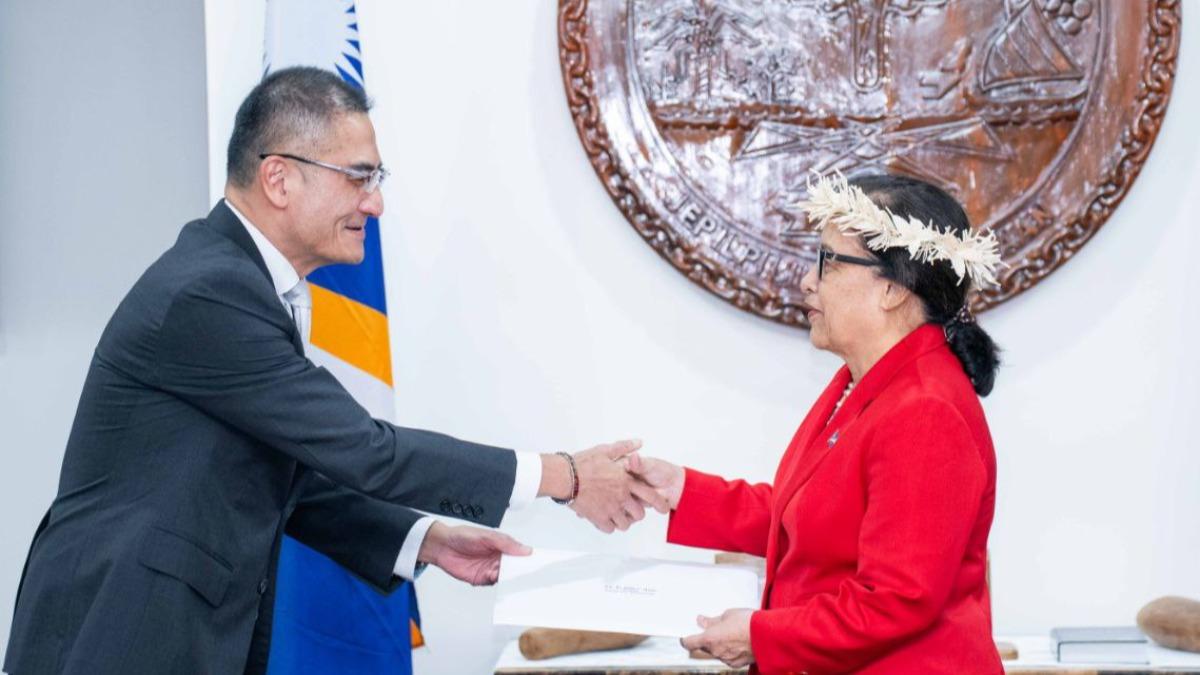 新任駐馬紹爾大使「形象照」顏值爆表！網震驚：帥到像AI│TVBS新聞網