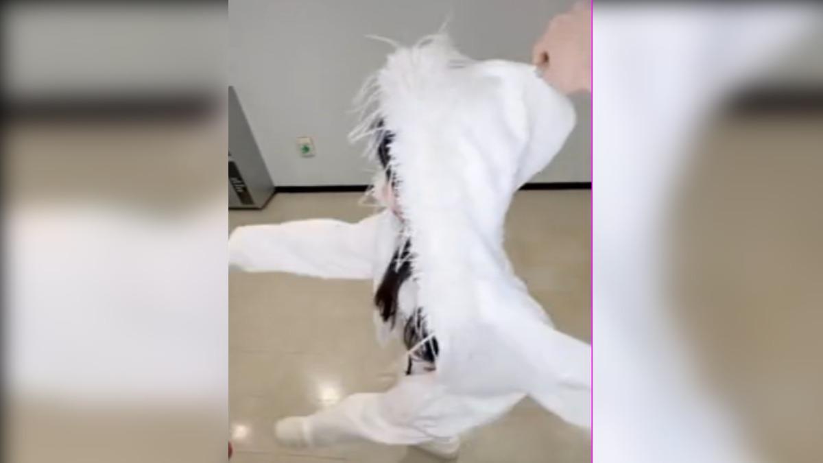 韓國MZ世代流行拍法！抓帽跑跑小人PK偶像0.5倍美食照