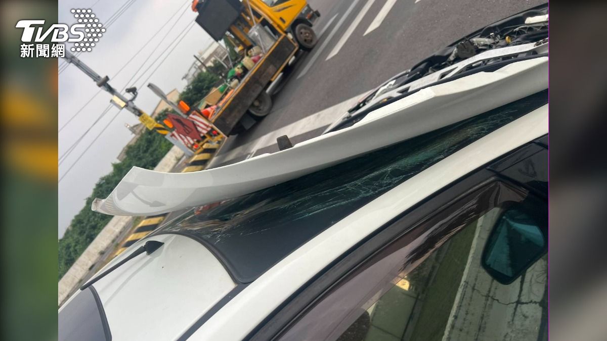 眼前的黑不是黑！　開車上路引擎蓋突吹掀　竟是保養廠闖禍