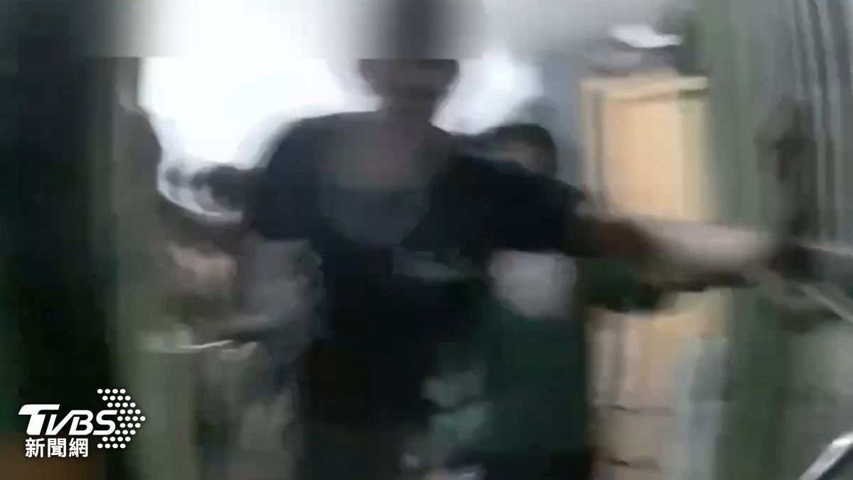 三峽民宅煮到冒煙!警入內幫關火赫見8失聯移工 逃竄畫面曝