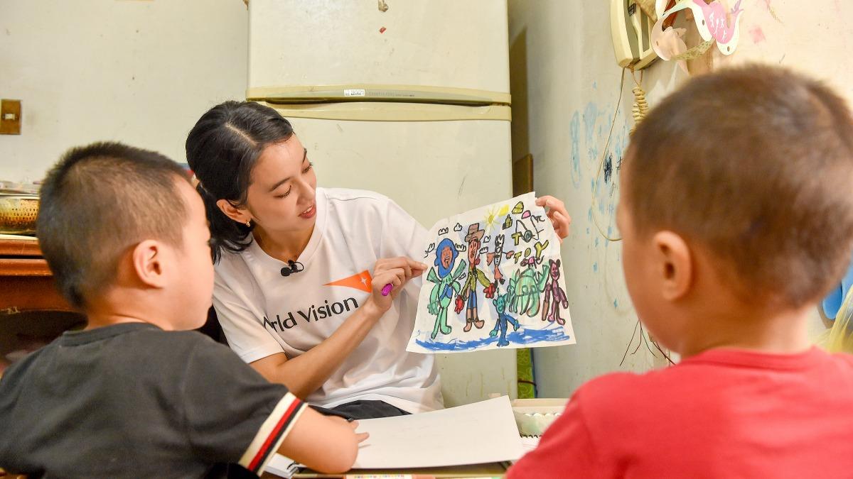 陳庭妮跟著展望會走訪脆弱案家。（圖／展望會提供）