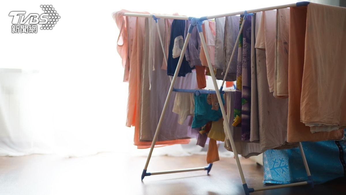 英國男客廳晾衣竟「離奇窒息身亡」　法醫驚：比隕石擊中還罕見