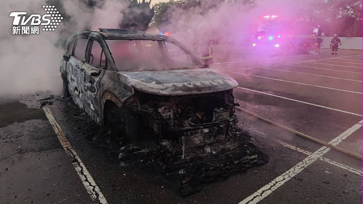 公墓停車場陷火海!男點燃松香油燒車 全身40%三度燒傷
