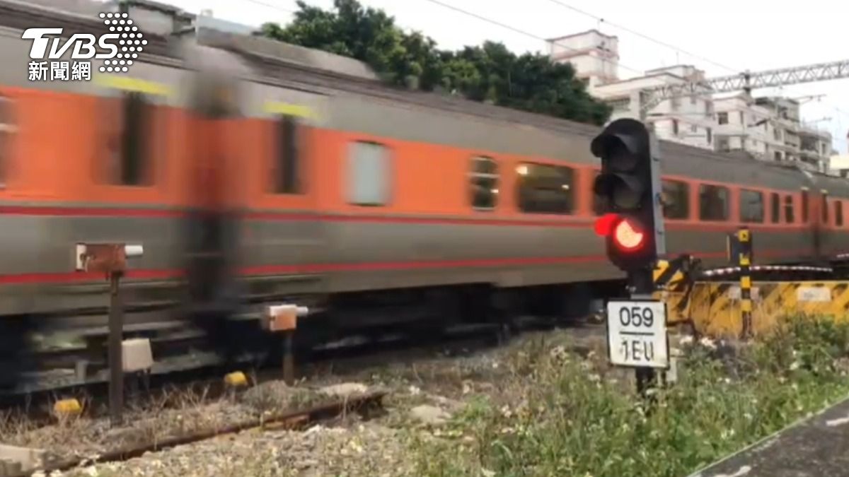 桃園情侶爆口角!闖平交道「臥軌」險遭撞 涉公共危險慘了