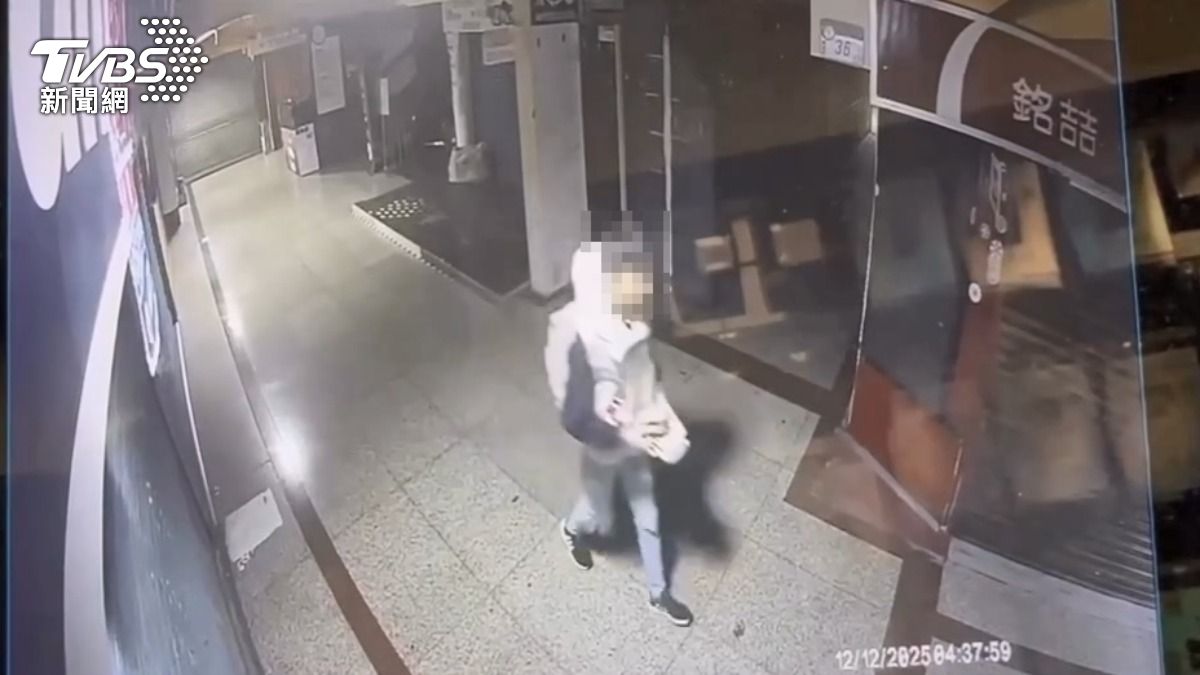 西門町獅子林通訊行遭竊!小偷「伸進縫隙」偷萬元配件 業者氣炸