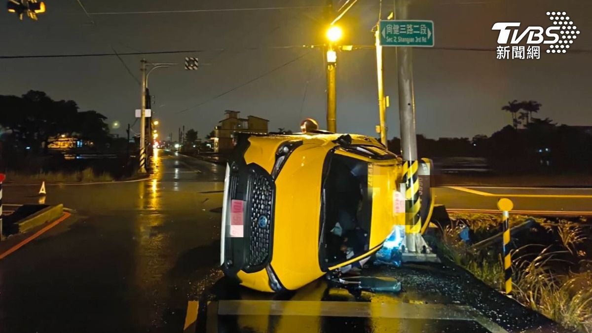 宜蘭三星路口計程車側翻!「魯口窄又缺號誌」 計程車駕駛及乘客送醫