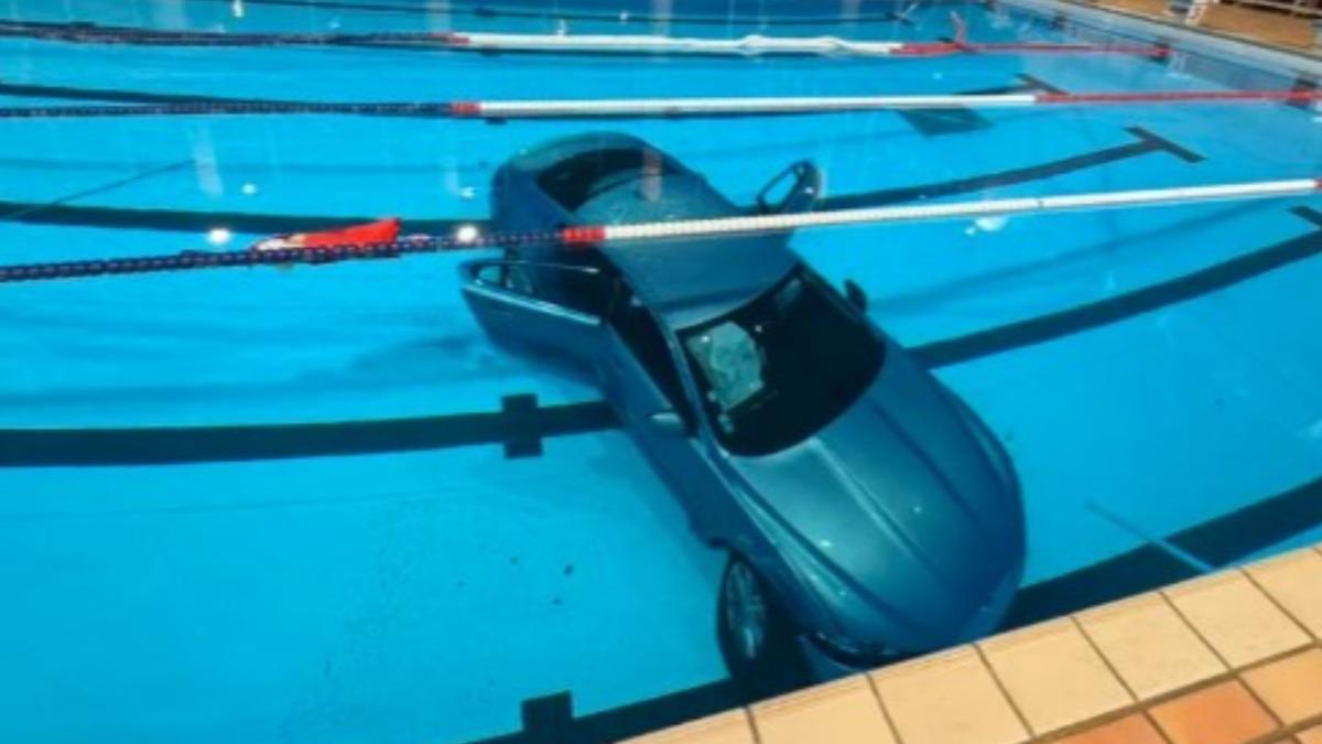 煞車、油門分不清!法國媽開車衝入室內泳池 與5歲女兒困車內