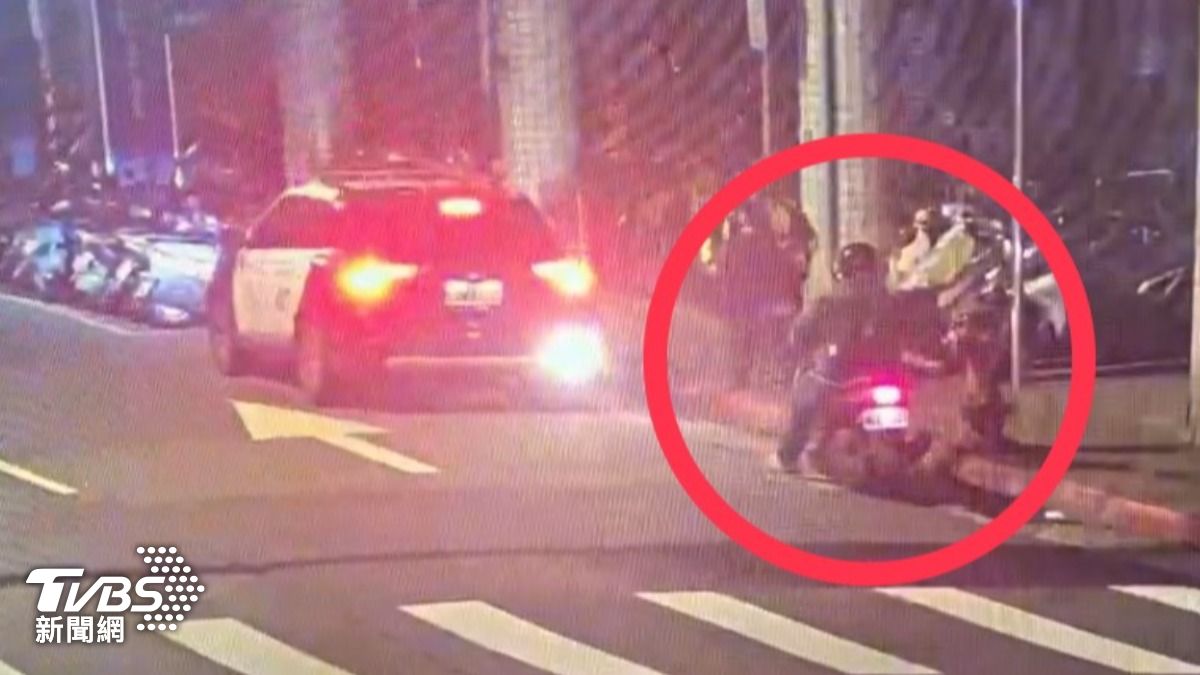 轉彎就到家!男酒後騎車路口見警車嚇到石化 拒測噴18萬