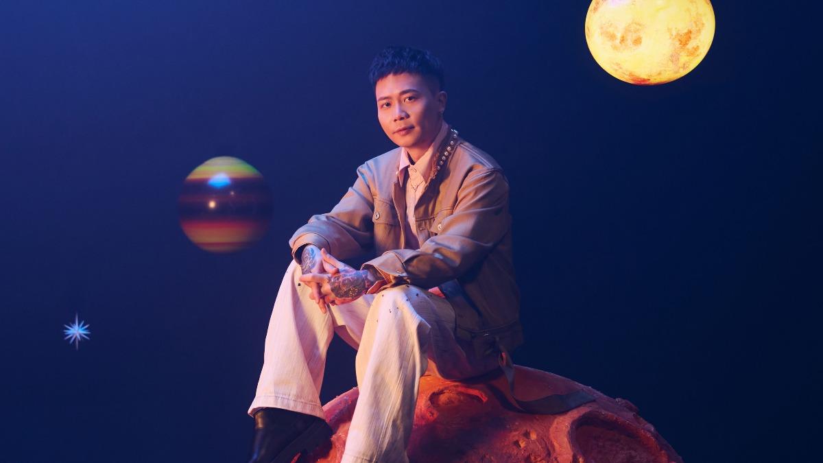 蕭秉治迎聖誕獻浪漫禮 耍酷爬梯子「下秒腿狂抖」全被拍