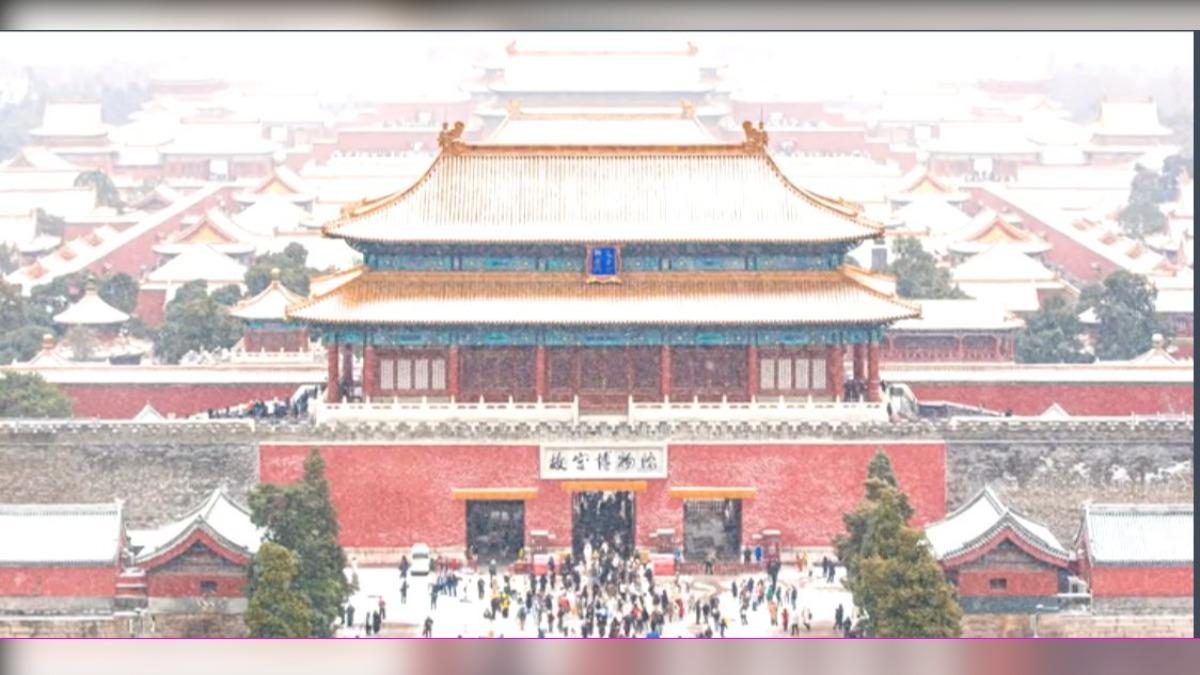 北京遲到9天初雪覆蓋故宮 白雪紅牆金瓦勾勒水墨畫卷