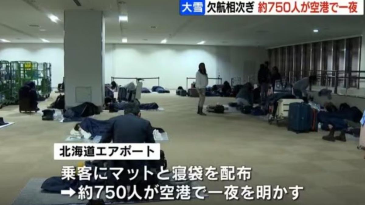 北海道大雪紛飛!近190架航班取消 750人新千歲機場打地鋪