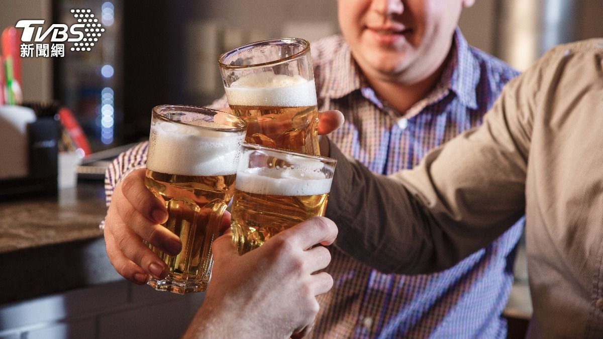 減重族飲控還喝酒「變更胖」 醫:烈酒、水果酒熱量更高