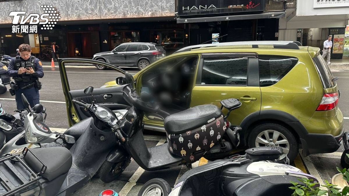 有片/北市婦下車問路「手煞車沒拉打R檔」 連撞7車失控倒退嚕