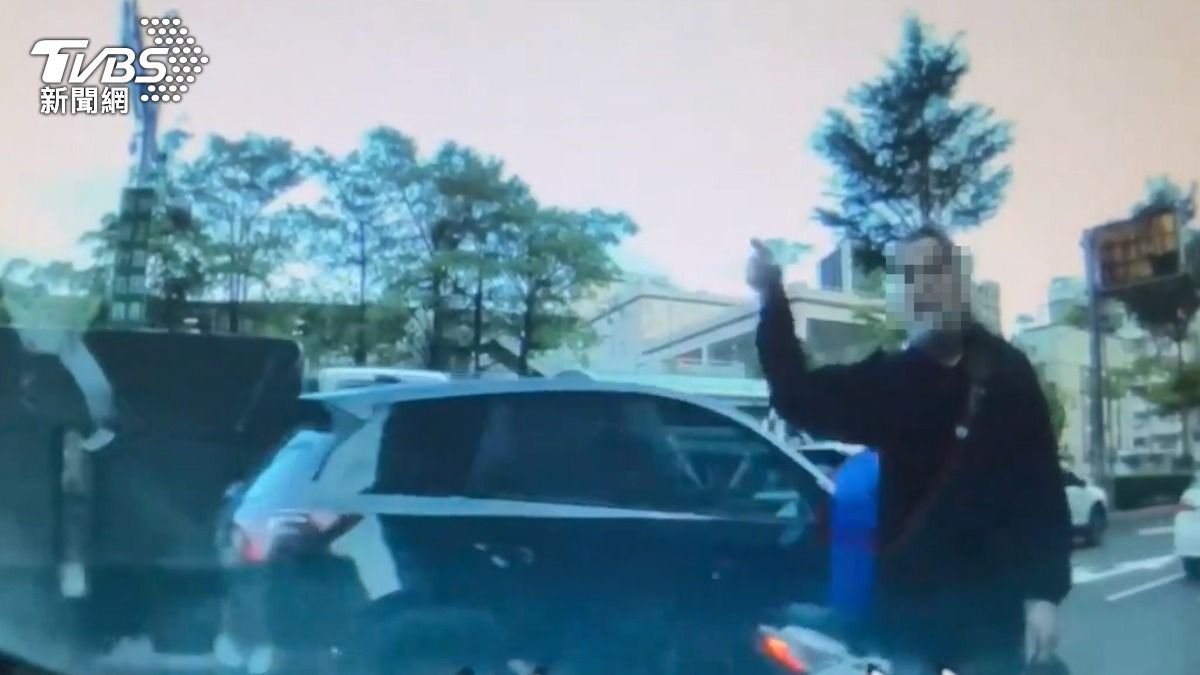 獨/人車爭道釀衝突!外籍男比手畫腳 車主遭咆哮指責「未禮讓」