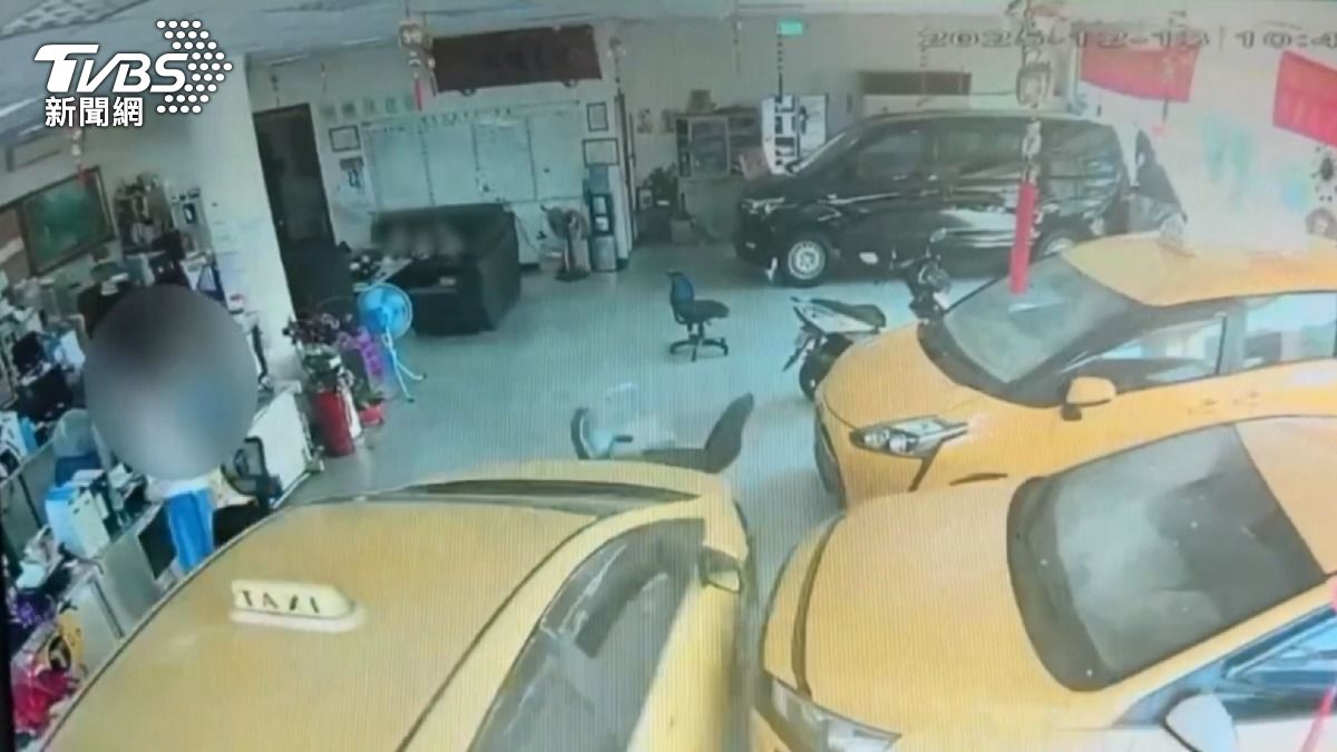 運將生怨報復!竟在車內「引火」 衝撞車行大門