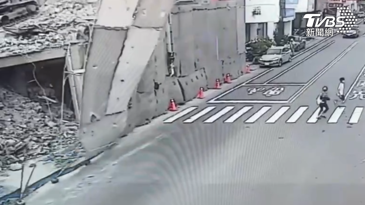 驚險！強風「吹垮鷹架」險砸人車　2路人狂奔逃命