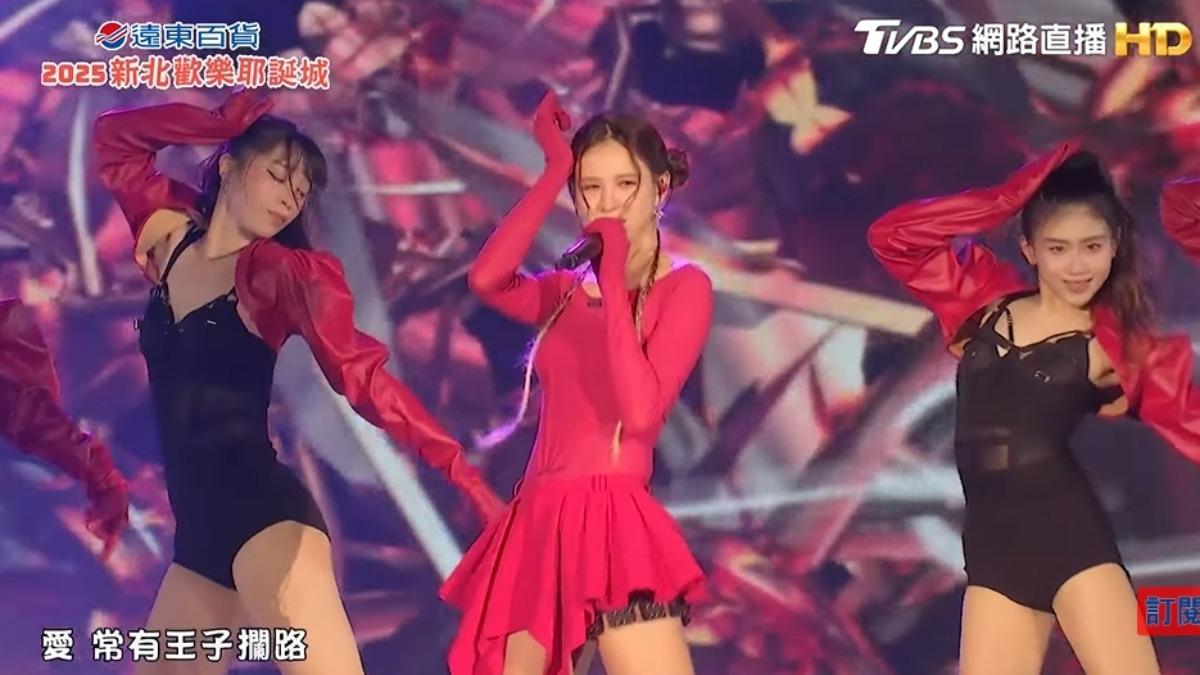 安心亞大紅透視火辣登「新北耶誕演唱會」 破萬網友洗版:阿公都站起來
