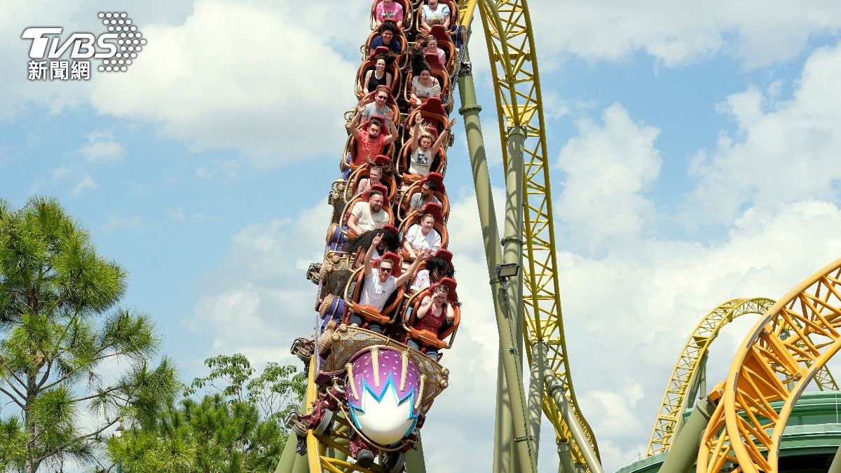 男搭雲霄飛車噴飛!「頭部猛撞地」身亡 美環球影城1裝置疑出包