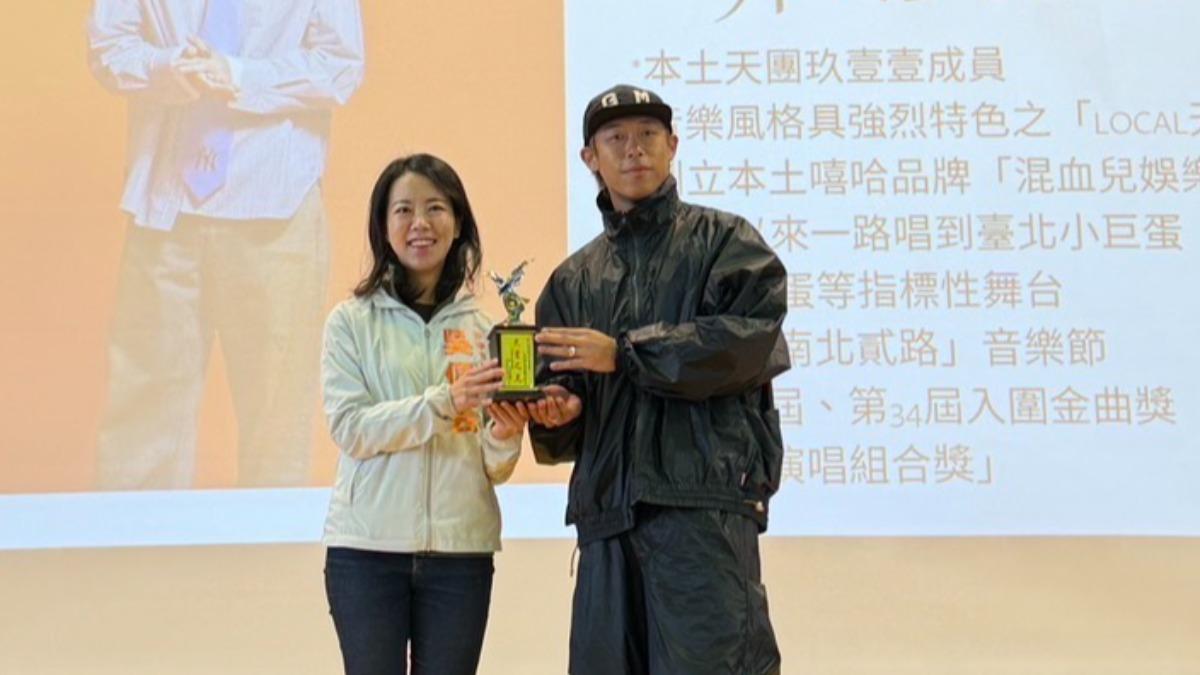 恭喜!玖壹壹健志獲頒傑出校友 釣出女星驚喊:我爸以前是校長