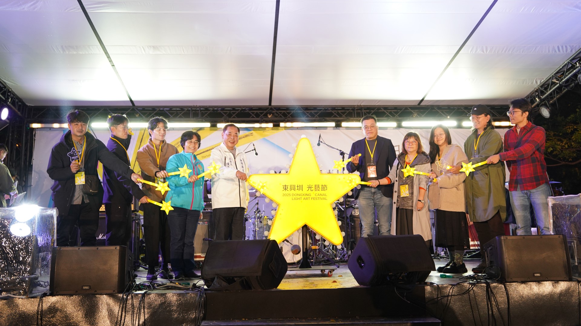 2025東興圳光藝節璀璨開幕!副縣長陳見賢點下星光照亮城市冬夜
