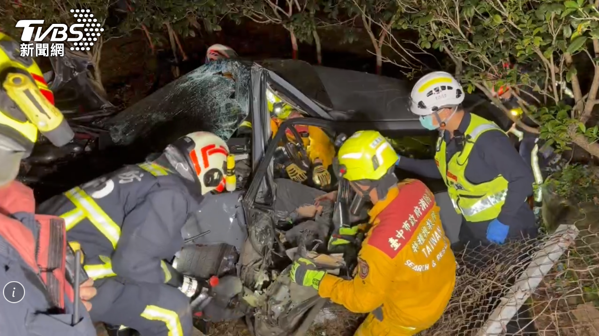台中轎車夜間撞樹飛出路面 駕駛「左腿骨折變形」困車內送醫